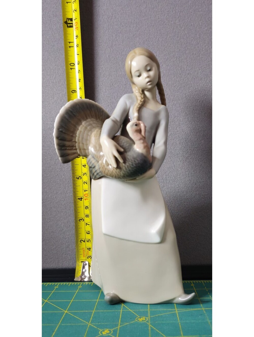 LLADRO FIGURINE 4814 "GIRL STANDING WITH TURKEY" Retired